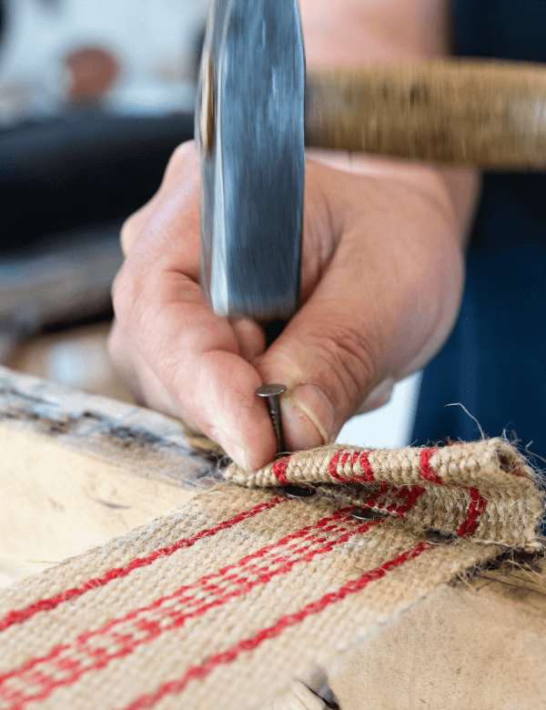marteau-restauration-tapissier un tapissier de l'atelier au fil des meubles